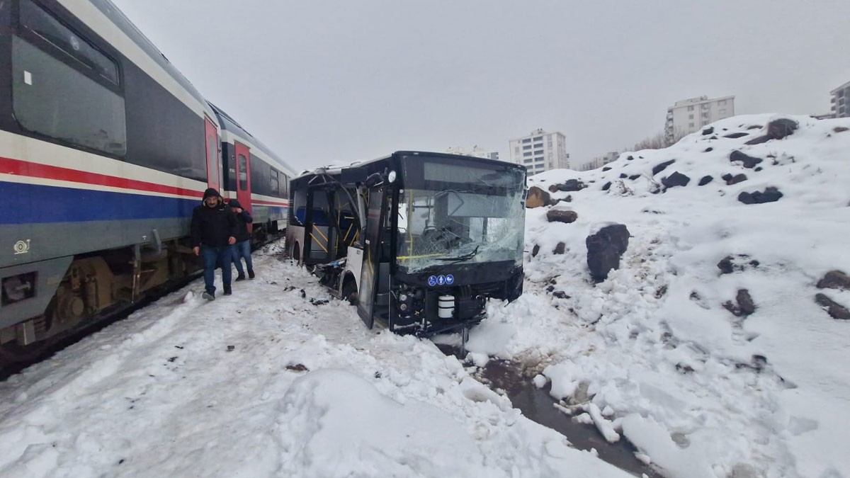 Diyarbakır'da yolcu treni otobüse çarptı: 1 yaralı