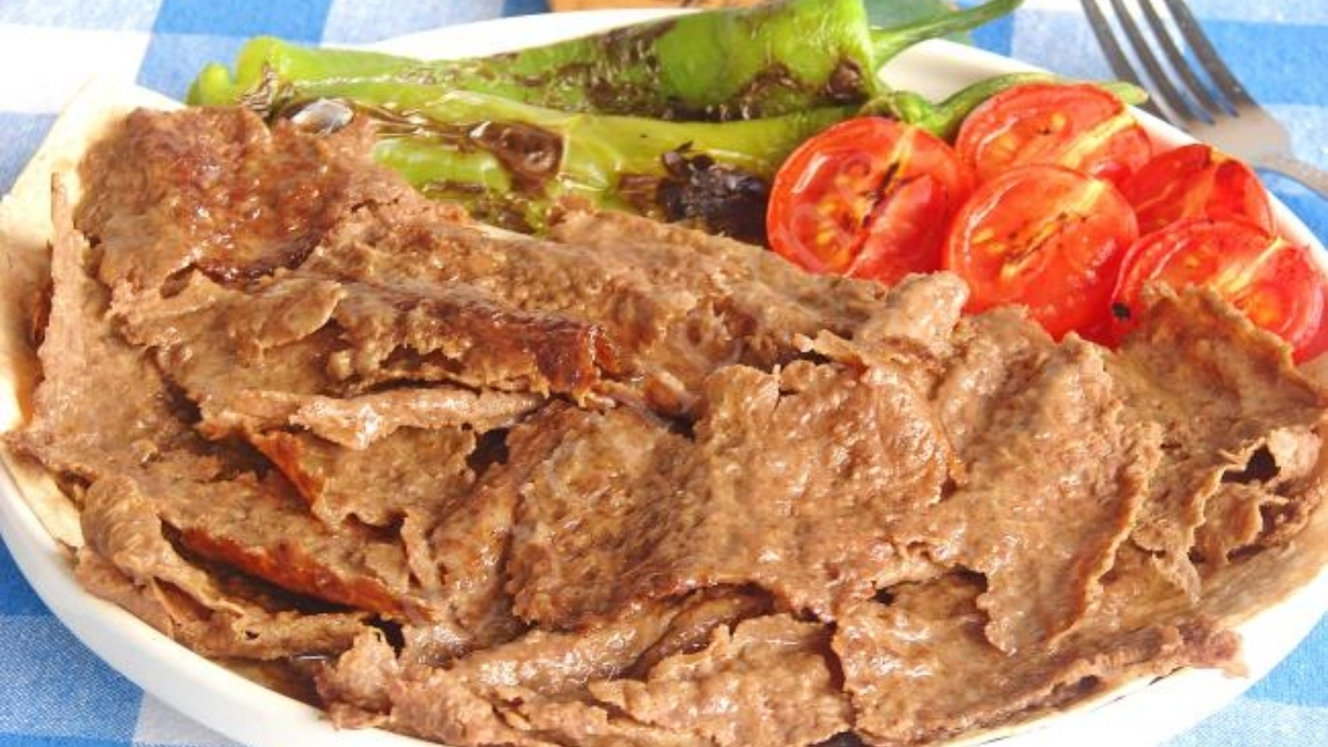 Yaprak dönerinizi kendiniz pişirin! Hem pratik hem lezzetli: Yağlı kağıtta kıymadan yaprak döner tarifi