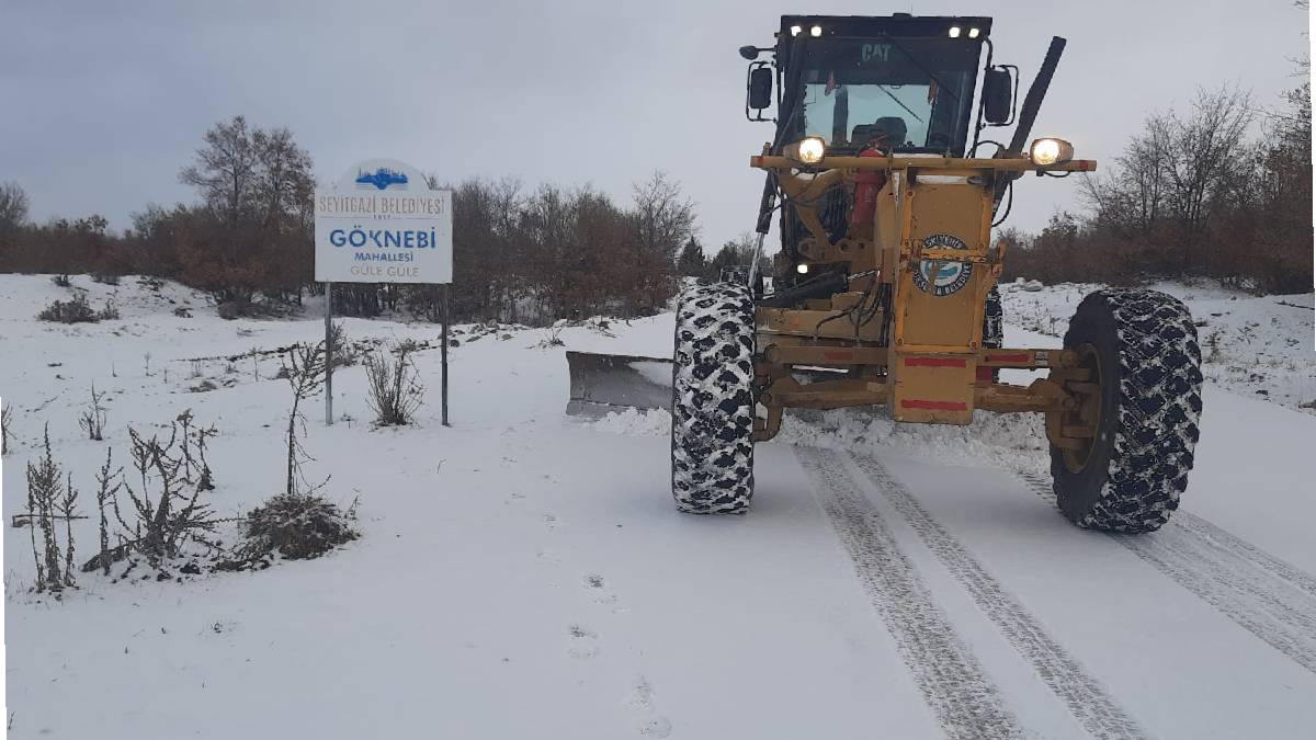 Büyükşehir ekiplerinden gece boyu kar mesaisi