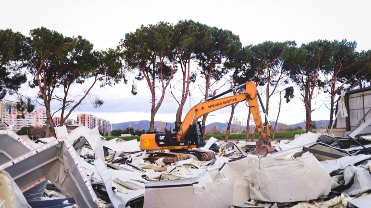 Bursa’da tarım arazisine yapılan kaçak depolar yıkıldı