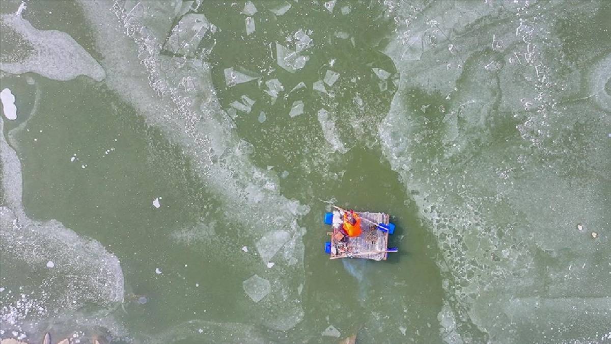 Kar ve soğuk dondurdu, buz üstünde av başladı! Ne kadar çok kar o kadar çok balık: Bereket daim olsun