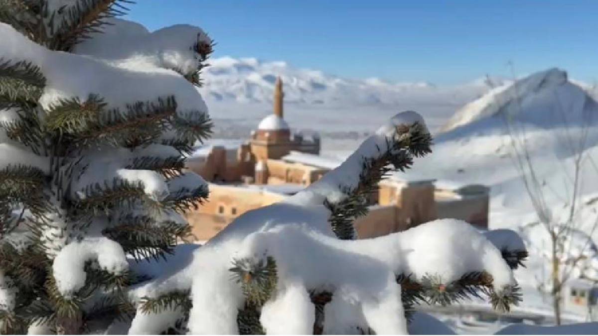 Gelinliğini giydi eşsiz görünümüyle büyüledi! Tarihi İshak Paşa Konağı’nda kar manzarası: Güzelliğine güzellik kattı