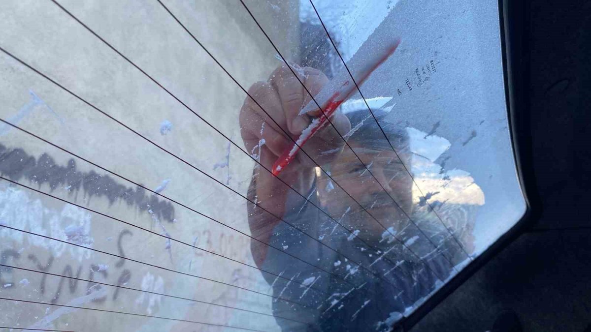 Araç sahipleri dikkat! Buz tutan camları çizmeden temizlemenin formülü: Uzman isim önerdi