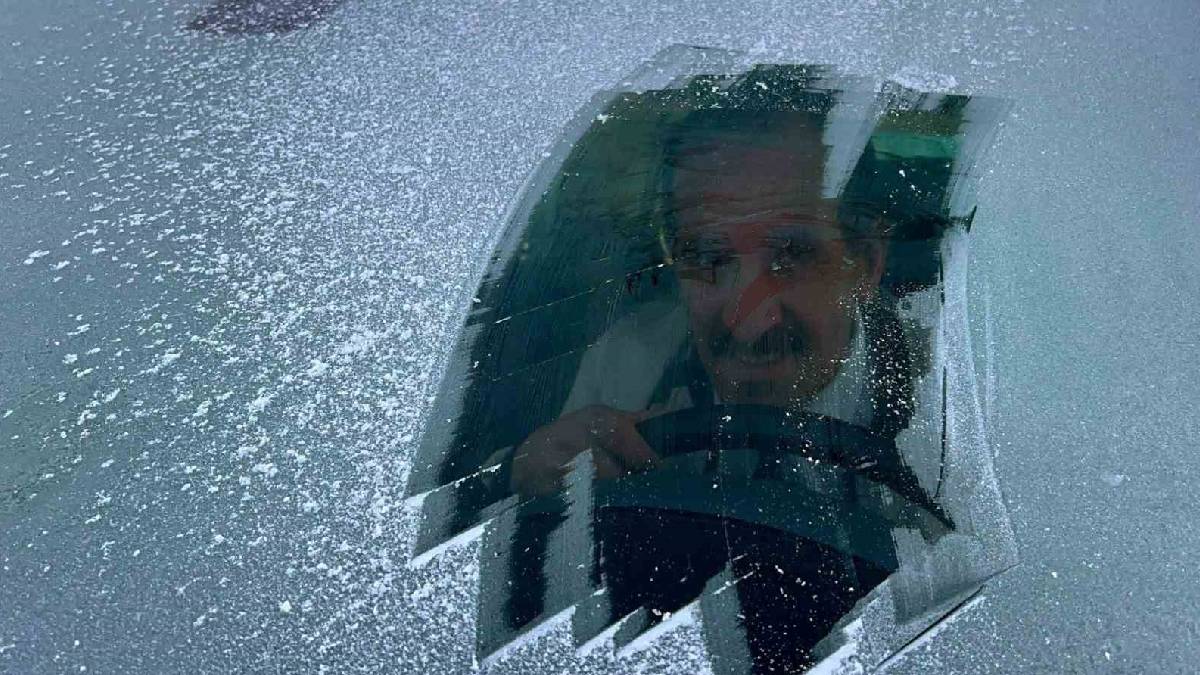 Uzmanı en etkili çözümü açıkladı! Buzlanan camı çizerek temizlemeyin: Doğru yolla camı böyle açın