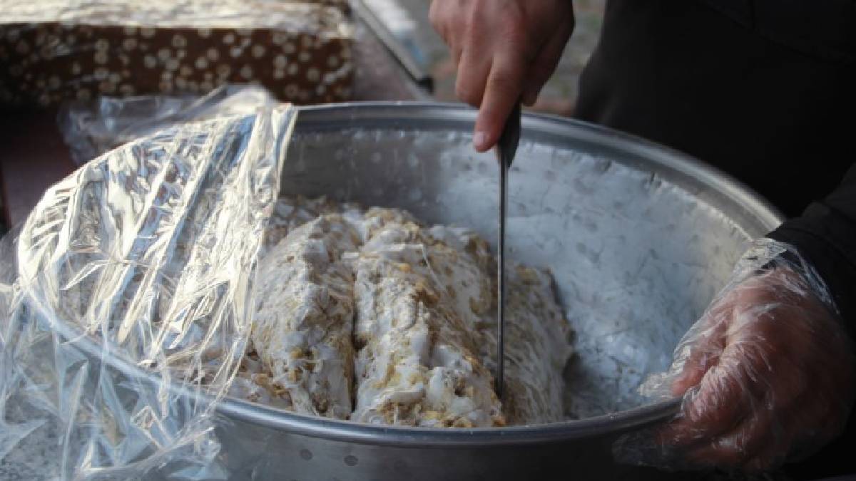 Soğuk havaya meydan okuyan lezzet! 3 günde yapılıyor, dondurucu soğuğa geçit vermiyor: Kışın yok satıyor