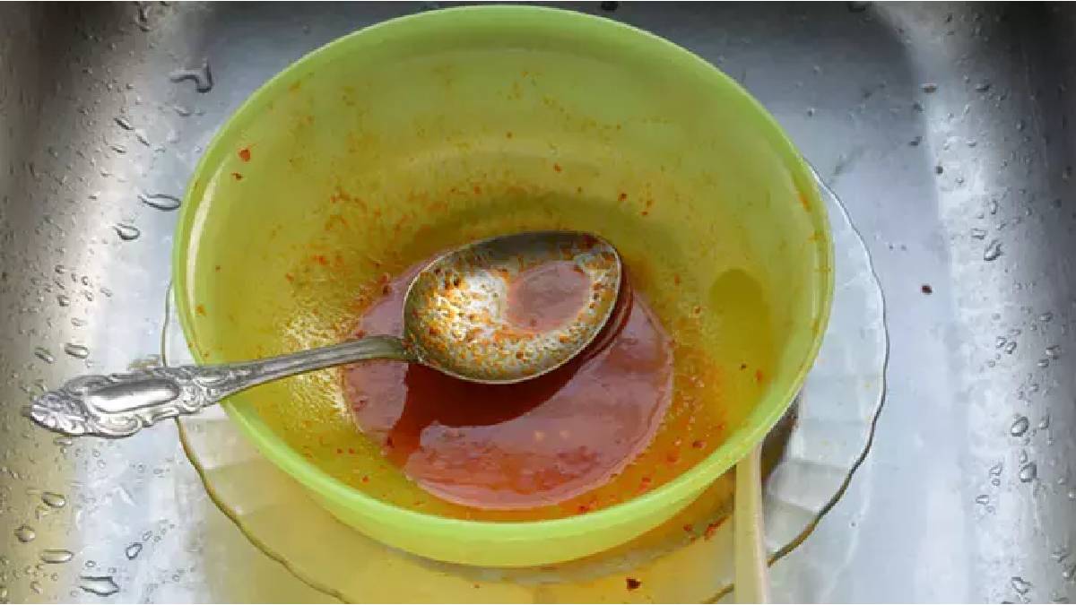 Plastiğe yapışan yağ lekesi nasıl çıkar? Uzun uğraşlara hiç gerek yok: Çözümü görünce çok şaşıracaksınız!