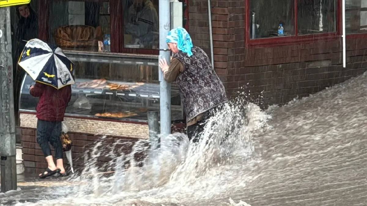 İzmirliler tedbirinizi alın! Hem Meteoroloji hem Büyükşehir uyardı: Gök gürültülü sağanak ve dolu yağışı geliyor