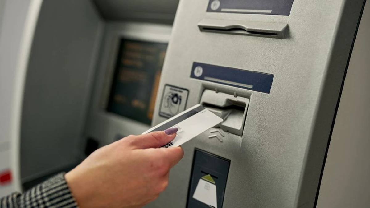 ATM kullanırken bu detaya dikkat! Maddi kayıp ve dolandırılma riski artıyor: Uzmanlar “Mutlaka bekleyin” diyor