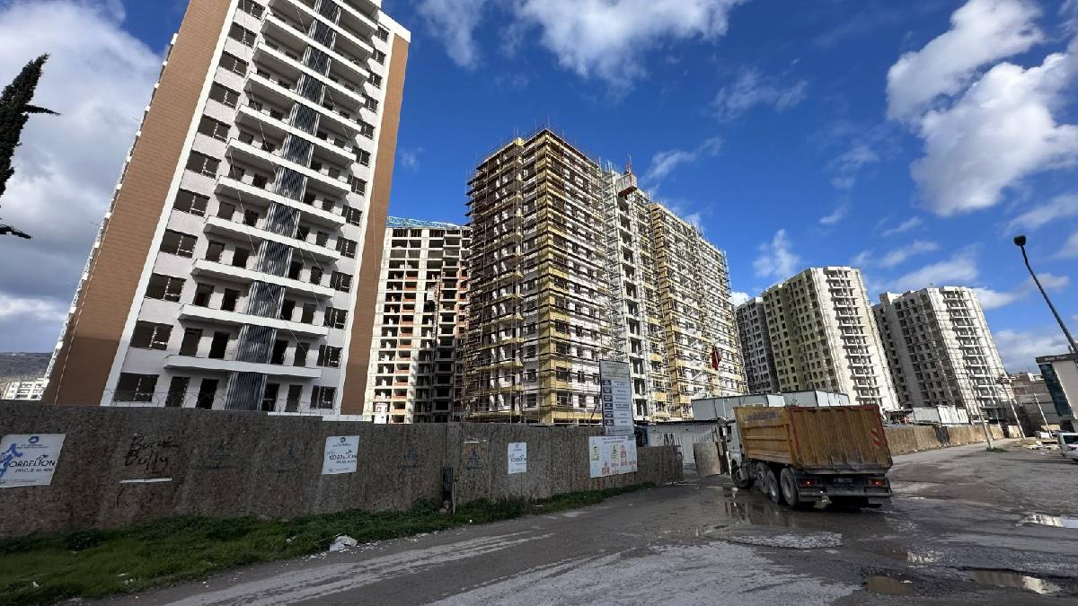 İzmir’de güvenli kent hedefiyle dönüşüm süreci sürüyor