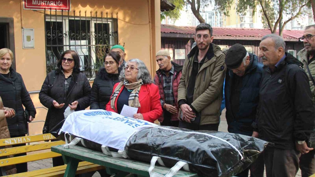 Adana'da belediyenin cenazesi kaldırıldı! Hizmet alamayan muhtardan sıradışı protesto: "Belediyenin öldüğüne kanaat getirdik"