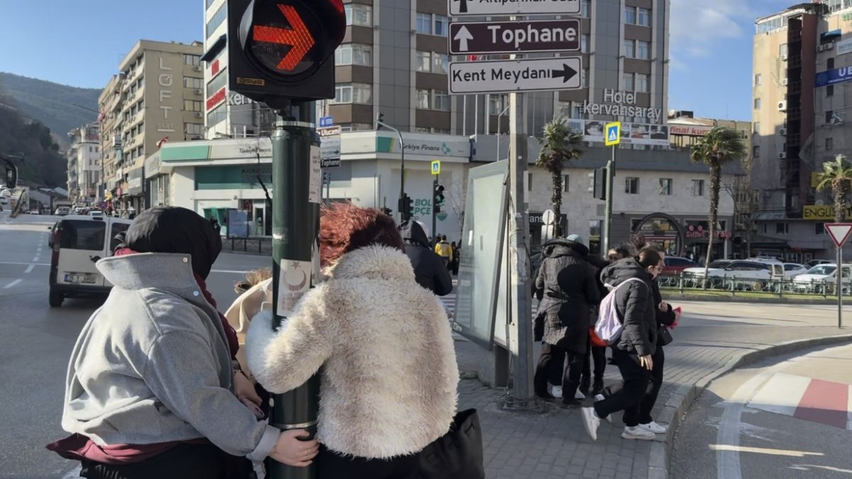 Bursa’da şiddetli lodos kabusu! Ayakta durmakta bile güçlük çektiler, vatandaşlar ayakta kalmak için direklere tutundu