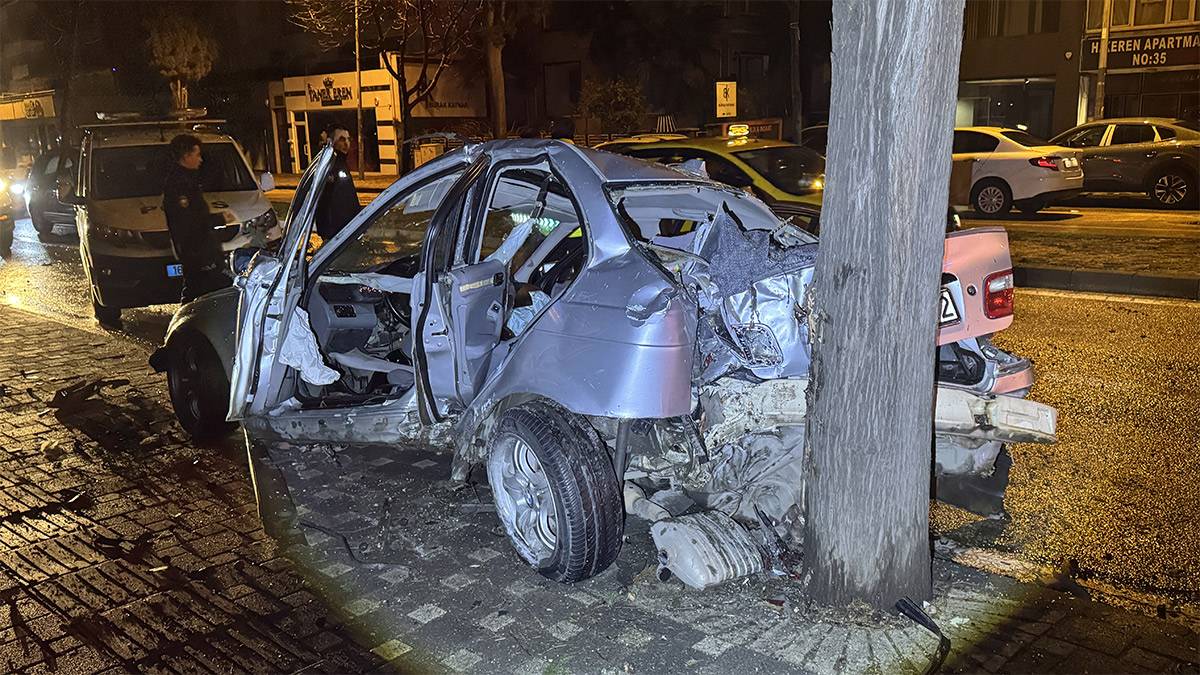 Ağaca çarpan otomobil hurdaya döndü: 2 ağır yaralı