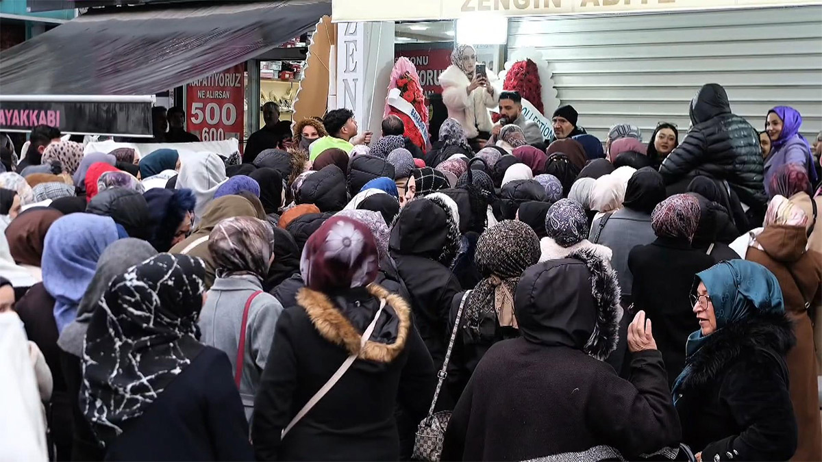Sultangazi’de yarı fiyat kampanyası izdihama neden oldu