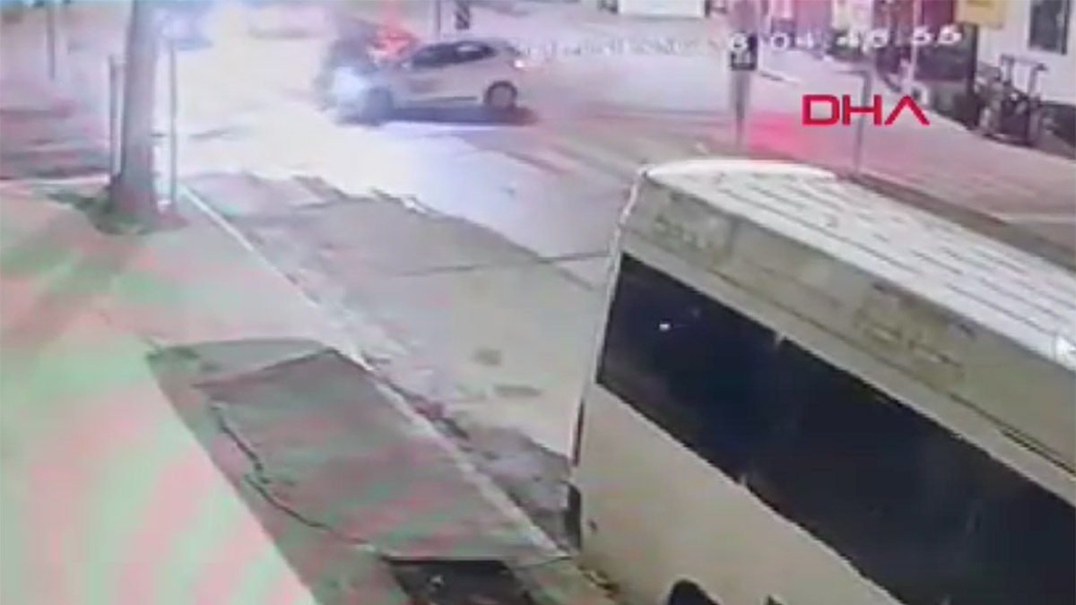 Kırmızı ışıkta geçen motosiklet, otomobille çarpıştı: Kaza anı kamerada