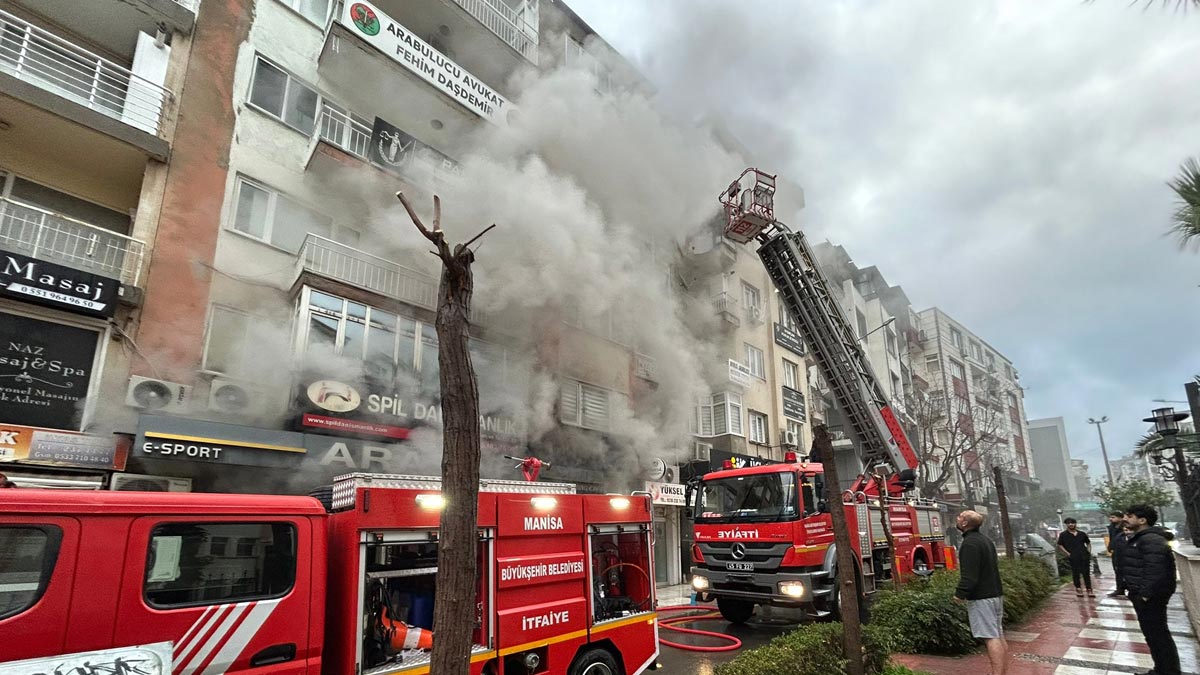 Manisa'da yangın: 5 kişi hastaneye kaldırıldı