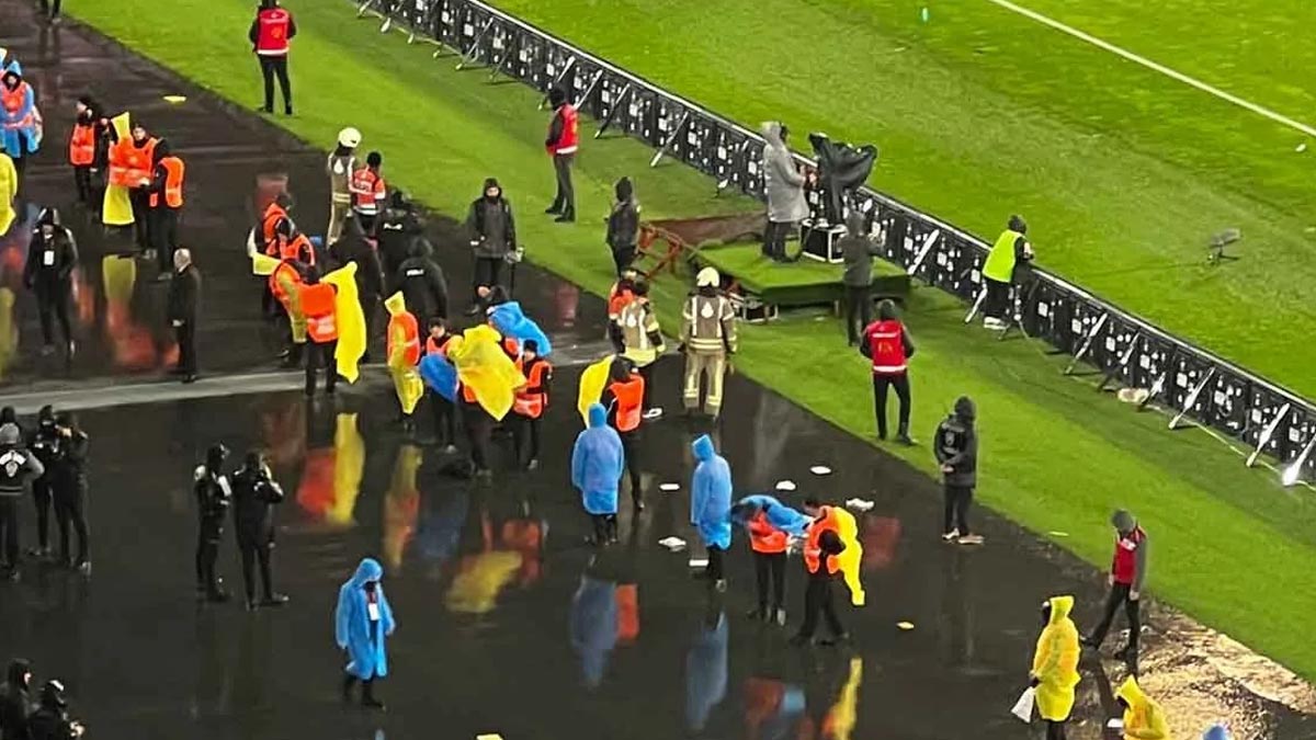 İstanbul Emniyeti’nden ' derbide yağmurluk atıldı' iddialarına yalanlama