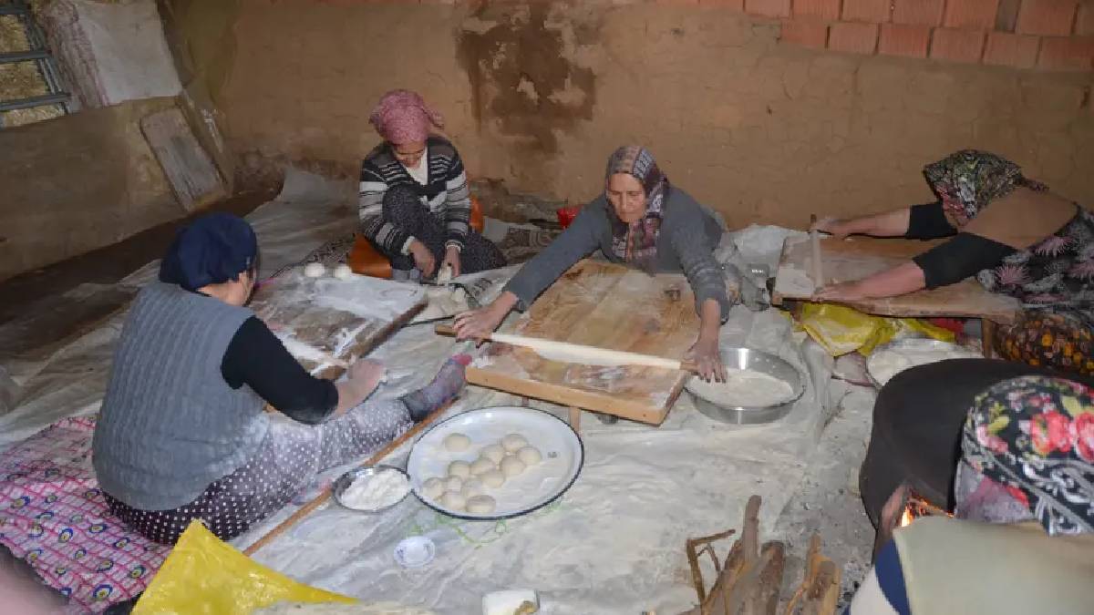 Bir yazın bir de kışın yapıyorlar! İmece usulü herkesi bir araya getiriyor: Sabah başlayan mesai geç saatlere kadar sürüyor