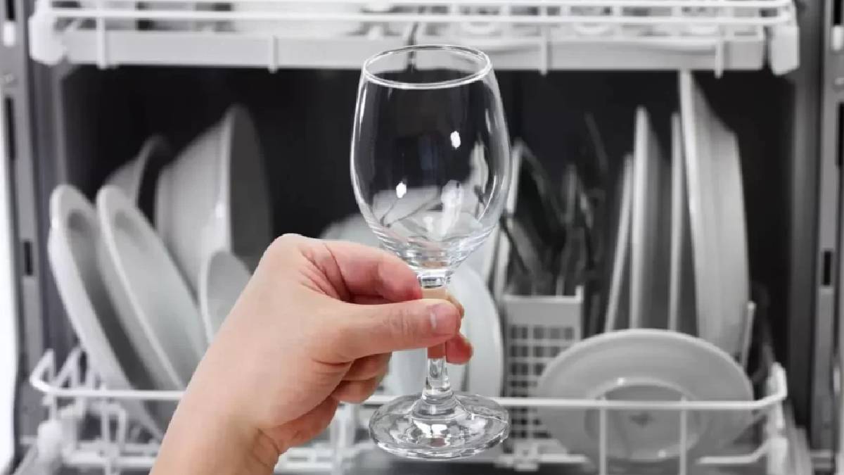 Artık bardakları makineye korkarak atmayacaksınız! Çiziksiz yıkamanın sırrı ortaya çıktı: “Sosyal mesafe”
