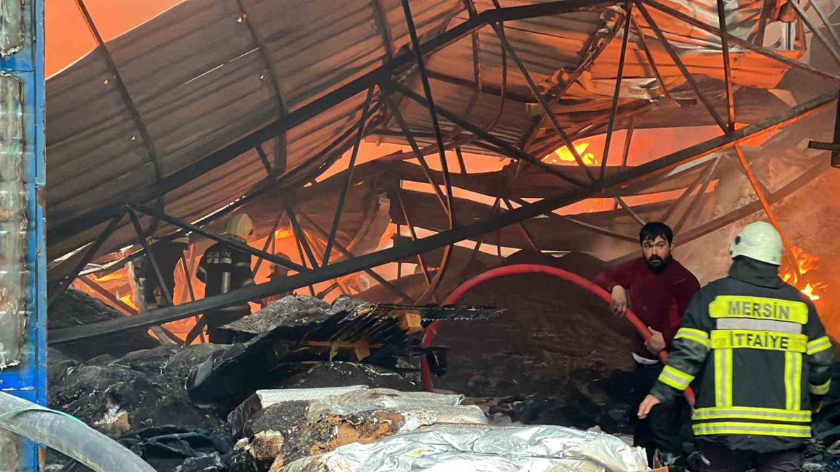 Dumanlar gökyüzünü kapladı! Mersin’de geri dönüşüm tesisinde yangın