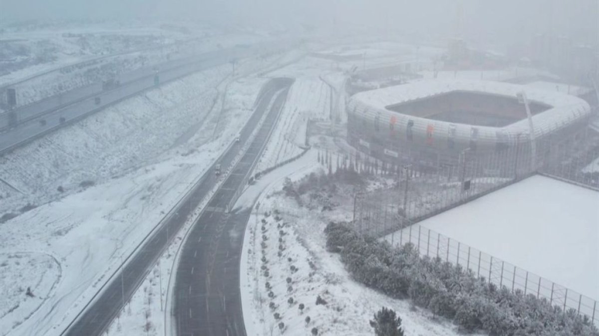 İstanbul’da kar yağışı başladı: Yüksek kesimler beyaza bürünüyor