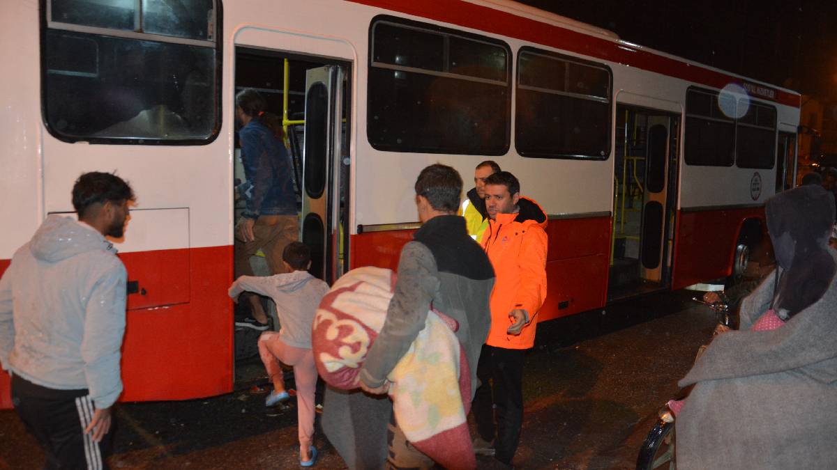 Su baskını yüzünden mahsur kalan tarım işçileri Büyükşehir tarafından tahliye edildi