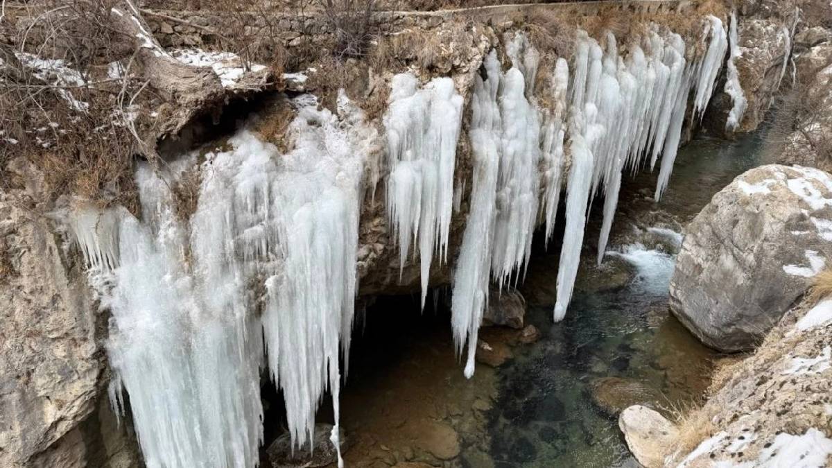 Kış manzarası arayana ideal adres! Soğuk bastırdı buz sarkıtlar 5 metreyi buldu: “Kartpostallık görüntüler ortaya çıkmış”