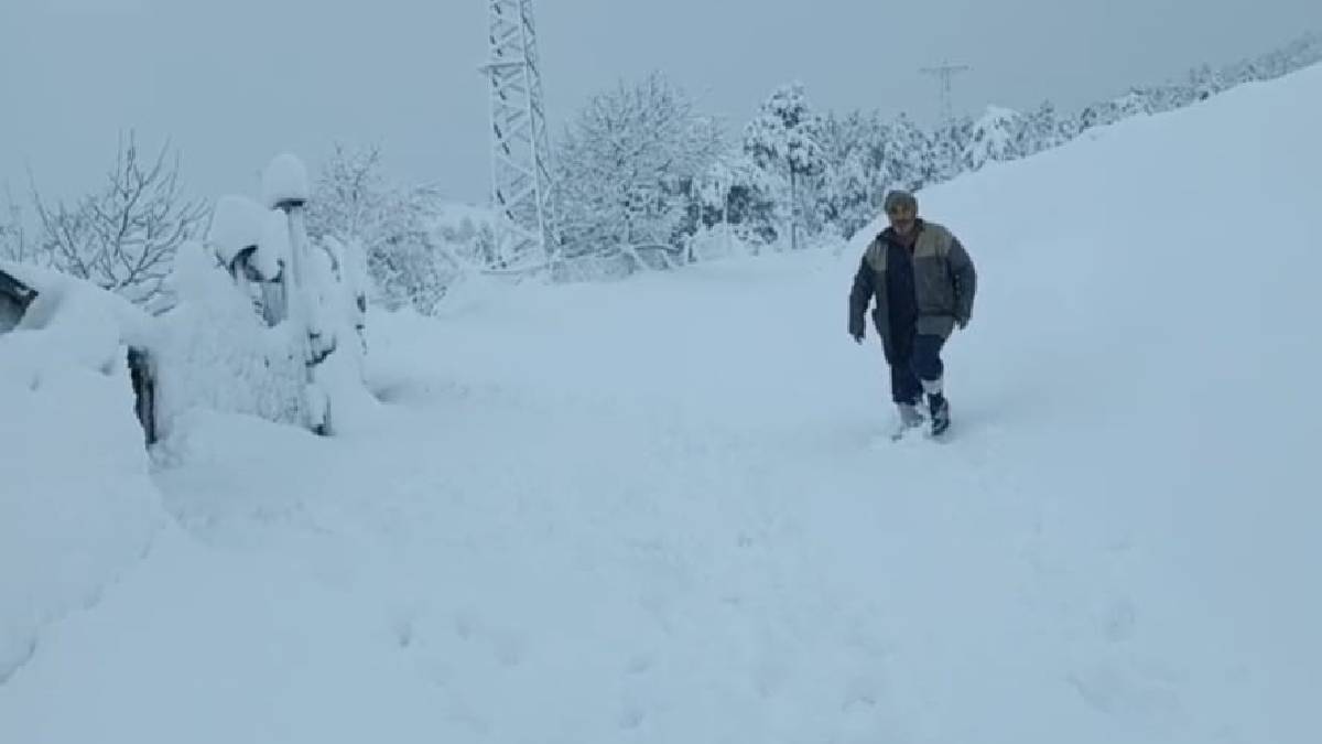 Kar bastırdı bembeyaz güne uyanıldı! Yarım metreye ulaşan kar, su sıkıntısı çeken köylüye umut oldu