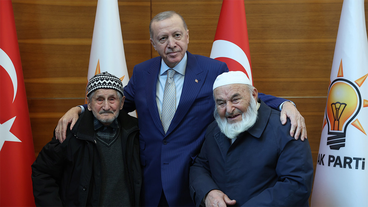 Erdoğan 100 ve 96 yaşındaki iki vatandaşla görüştü