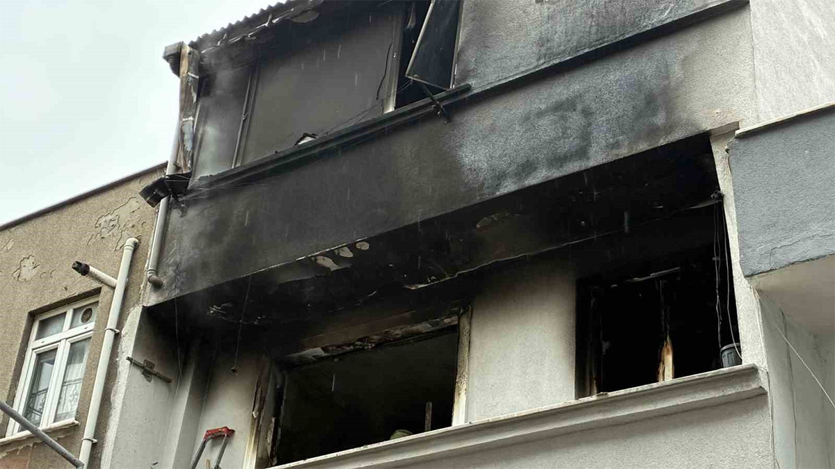 Kağıthane'de apartmanda yangın! Dar sokaklar müdahaleyi zorlaştırdı