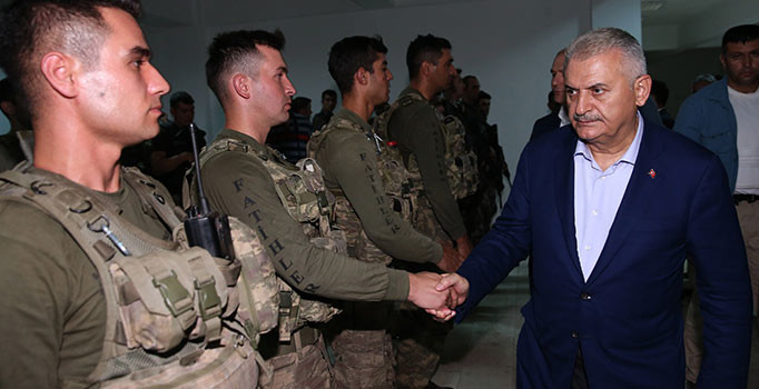 Başbakan Binali Yıldırım, çatışmaların sürdüğü Çukurca'yı ziyaret etti - Son dakika haberleri