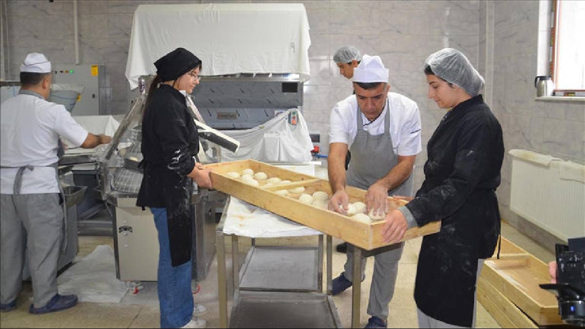 Bu fırının emektarları öğrenciler! Günde 4 bin ekmek üretiyor, pansiyonlu okulların ihtiyacını karşılıyorlar