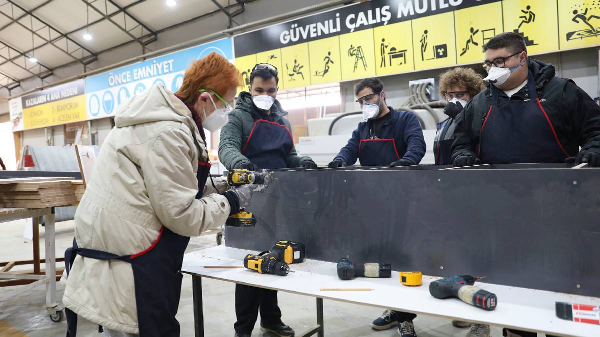 Büyükşehir kadın mobilya ustaları yetiştiriyor: Ücretsiz eğitimlerle kursiyerler, temel teknikleri öğrenerek üretim yapıyor