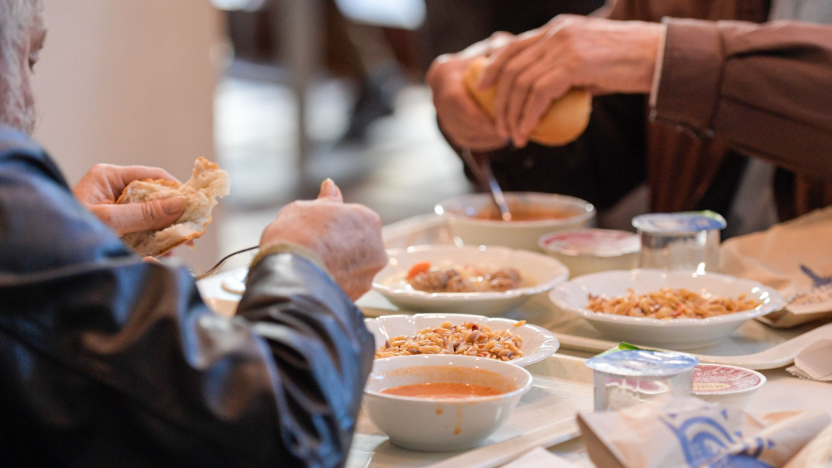 İzmir’de bir tabak yemekle hayatlar ısınıyor: “Askıda Yemek” uygulaması ile binlerce yurttaş sıcak yemeğe ulaştı