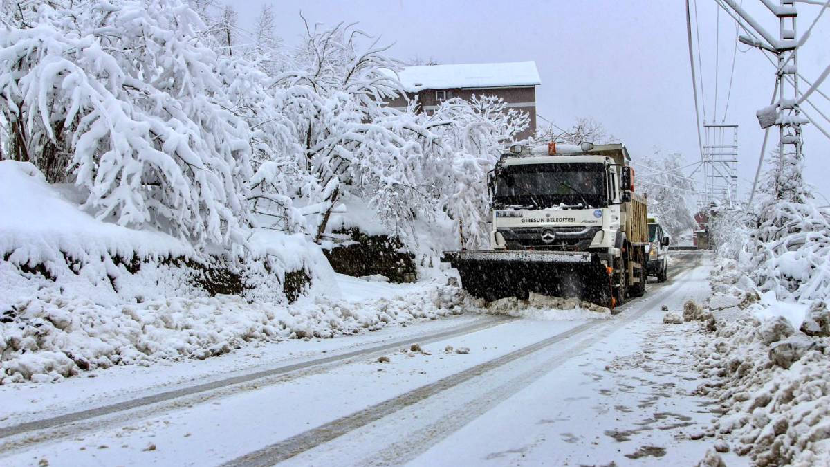 Giresun Belediyesi beyaz örtüye bürünen mahallelerde karla mücadele çalışmasını aksatmadı