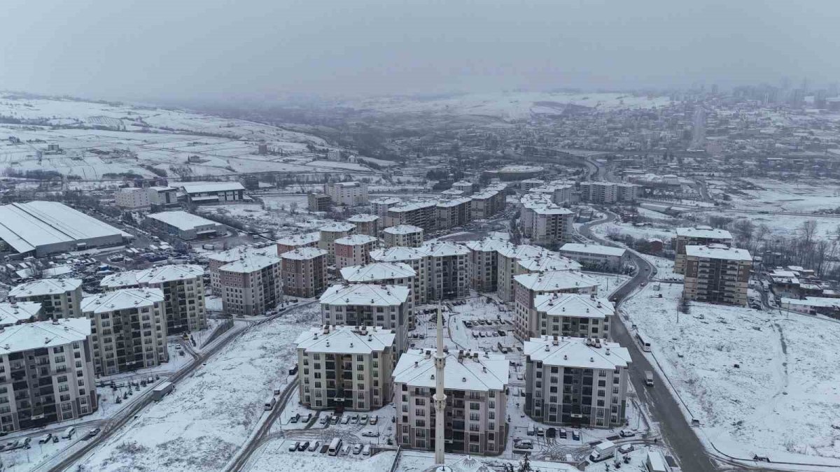 Balkanlar kapıyı sert çaldı, Samsun 'beyaz gelinliğini' giydi: Yarım metreyi aşan karda hayat durdu