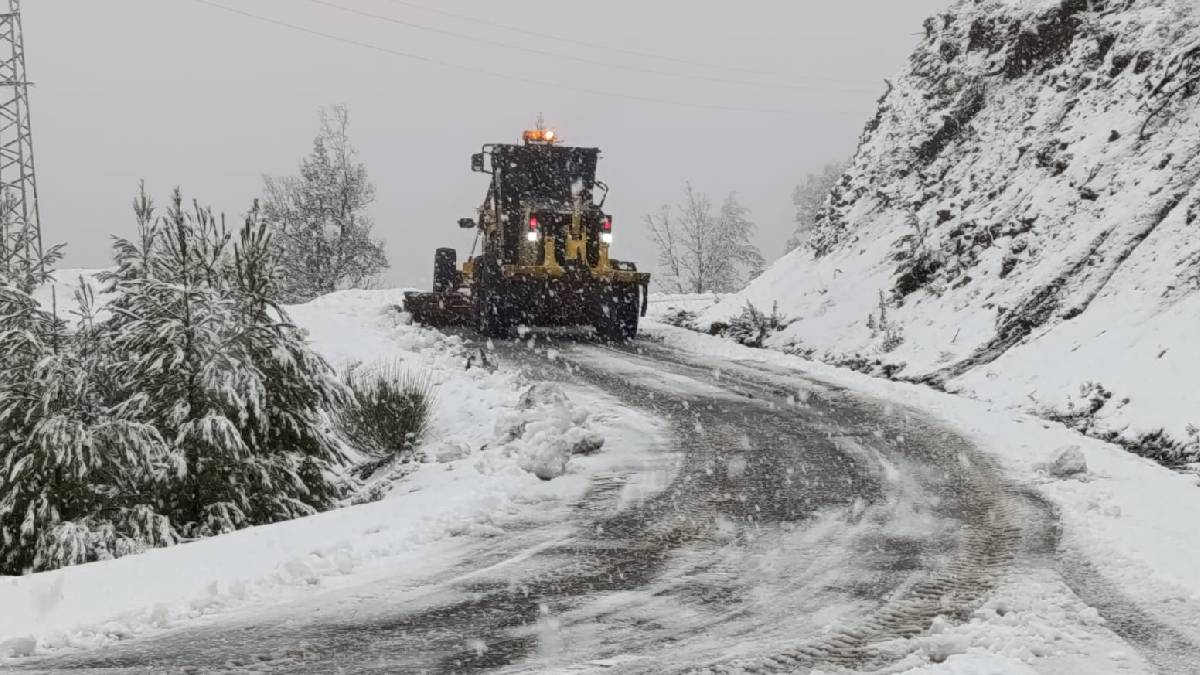 Antalya’nın yüksek kesimlerinde karla mücadele çalışması: Akseki’de 4 vatandaş kurtarıldı