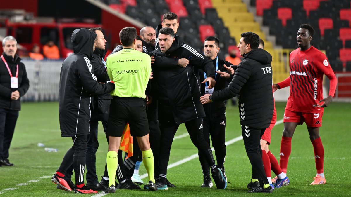 Gaziantep Teknik Direktörü Burak Yılmaz sinirlerine hakim olamadı: Kırmızı kart sonrası hakemin üzerine yürüdü