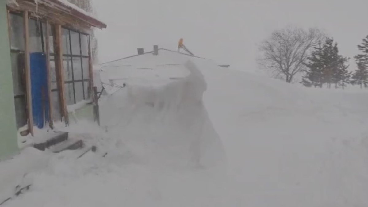 Meteoroloji uyarmıştı! Kar hayatı durma noktasına getirdi: Kar kalınlığı 3 metreyi buldu, evler kara gömüldü