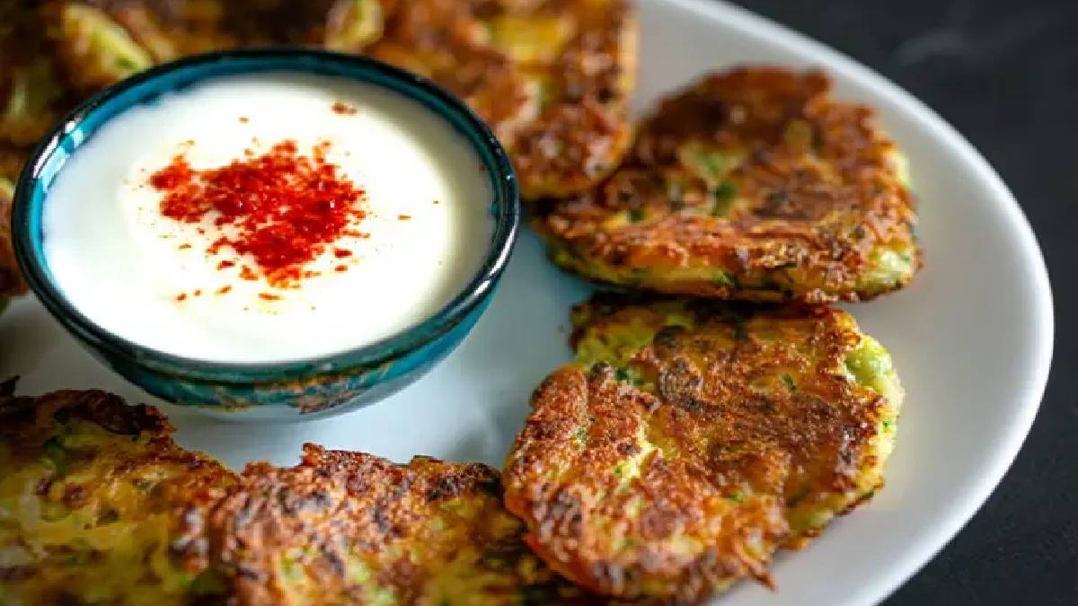 Dışı çıtır içi yumuşacık! Akşam yemeklerinin yancısı Patates Mücveri Tarifi…