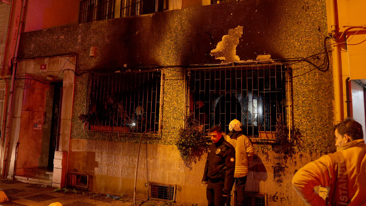 Kadıköy'de yangın: 1'i ağır 8 yaralı