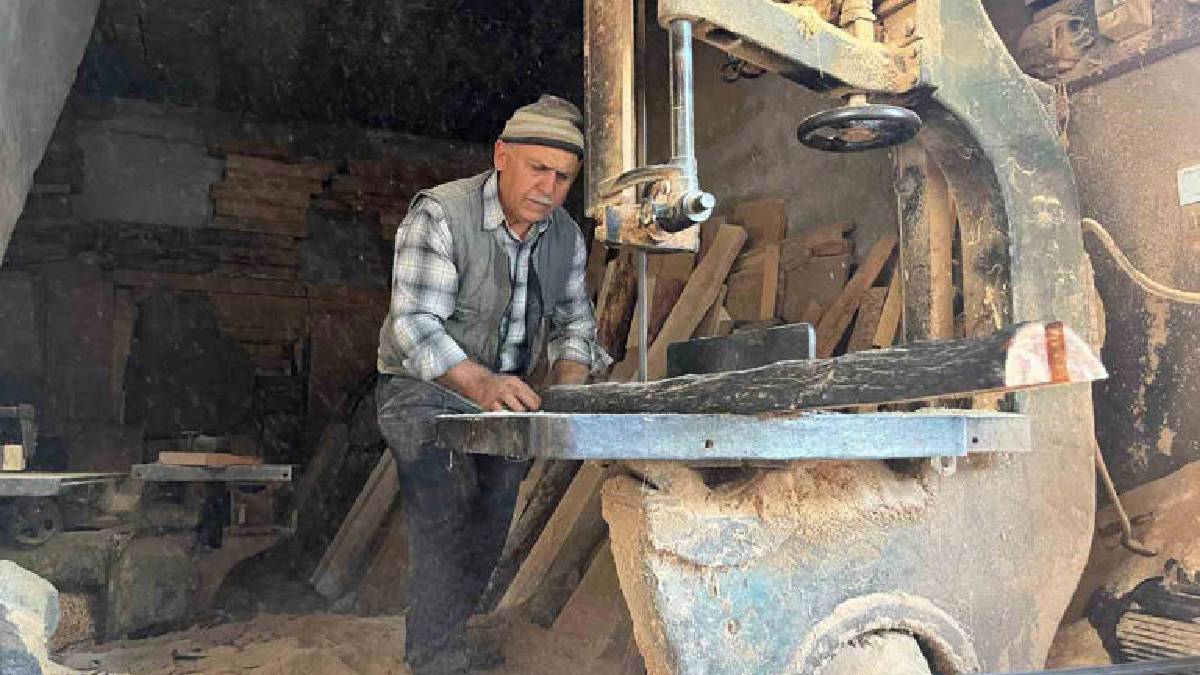 45 yıldır emek veriyor, mesleği tehlike taşıyor: Çırak bulamazsa işyeri kepenk indirecek