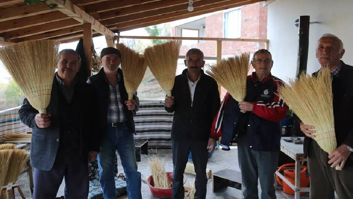 Üretim azalsa da hala gelir kaynakları! 100 haneli köyde 72 yıllık meslek: Haftalık 1000 tane üretip satıyorlar