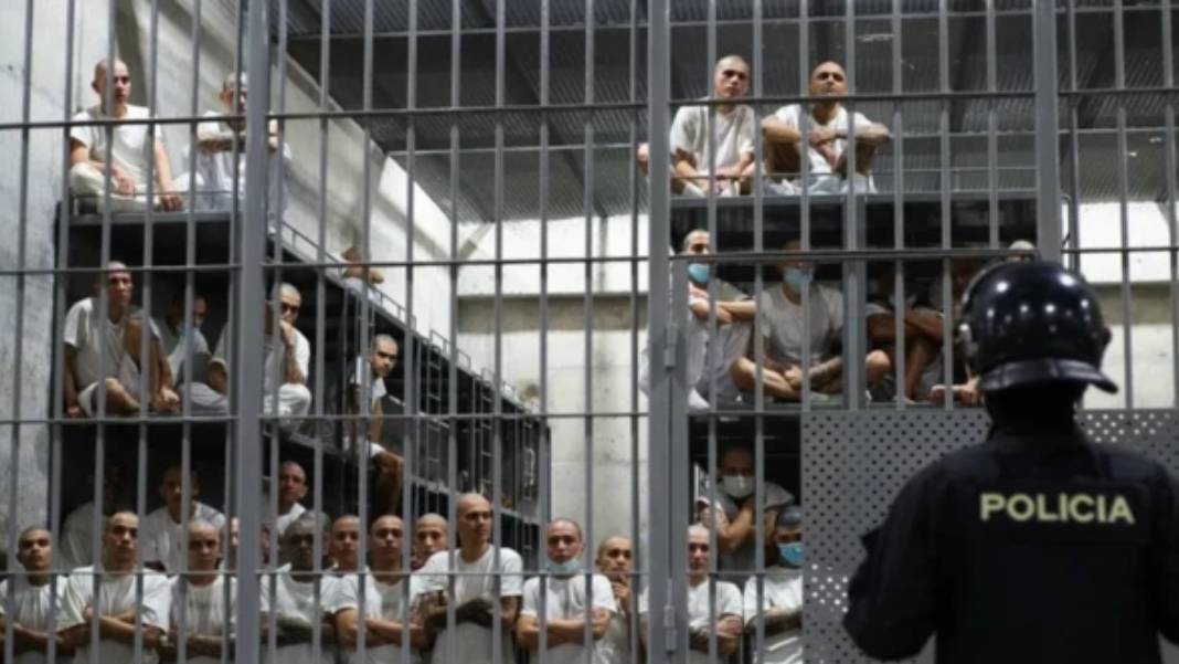 ABD: El Salvador’a gönderilen Venezuelalıların nerede olduğu bilinmiyor