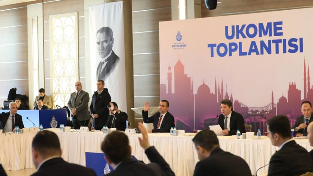 İzmir'de UKOME'ye '48 binlik' çıkarma! Martı TAG Kurucusu Öktem binlerce imzayı teslim etti