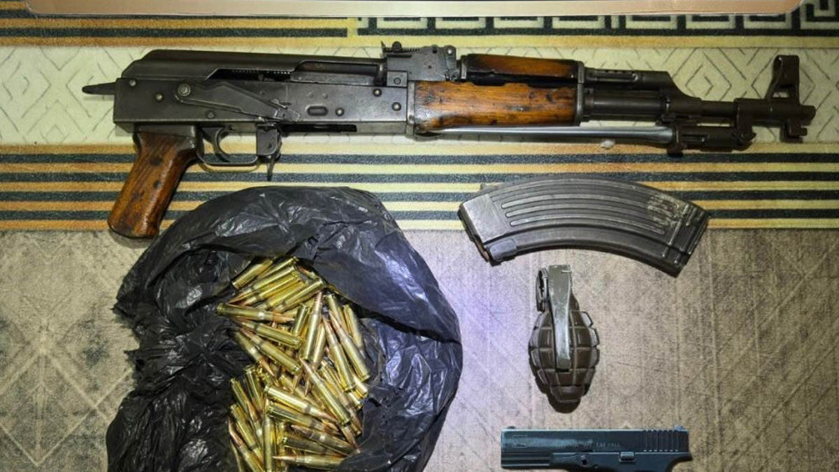 Adana'da evden AK-47 ve el bombası çıktı: 4 kişi tutuklandı