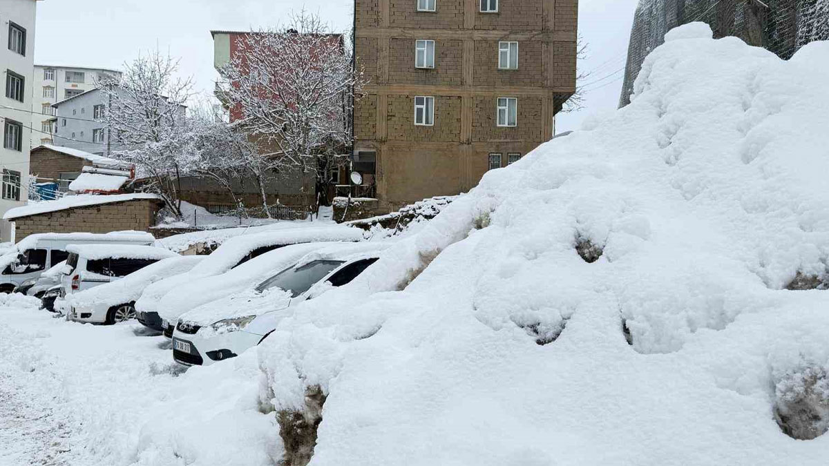 Kar ve tipi ulaşımı vurdu: 716 yerleşim yerine ulaşılamıyor