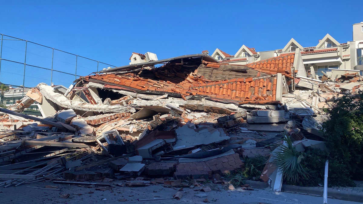 Marmaris’te faciadan dönüldü: Tadilattaki 5 katlı otel çöktü