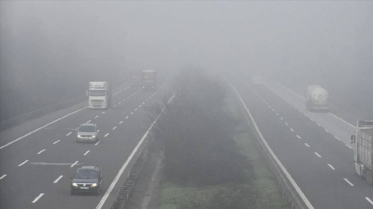 Şehir resmen yok oldu! Görüş mesafesi 10 metreye kadar düştü: Trafik bir anda yavaşladı