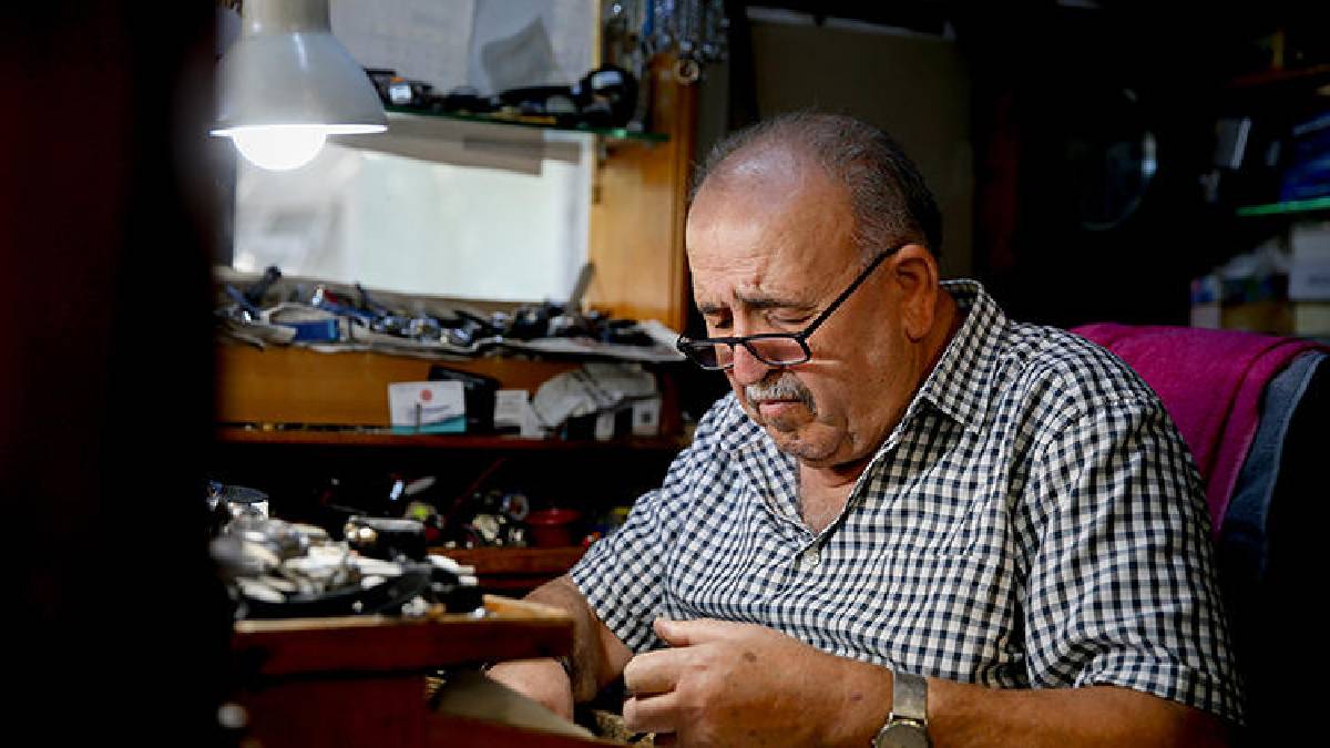 İlkokulda çırak olarak başladığı mesleği 54 yıldır sürdürüyor! 4 metrekarede eskiler onun elinde canlanıyor