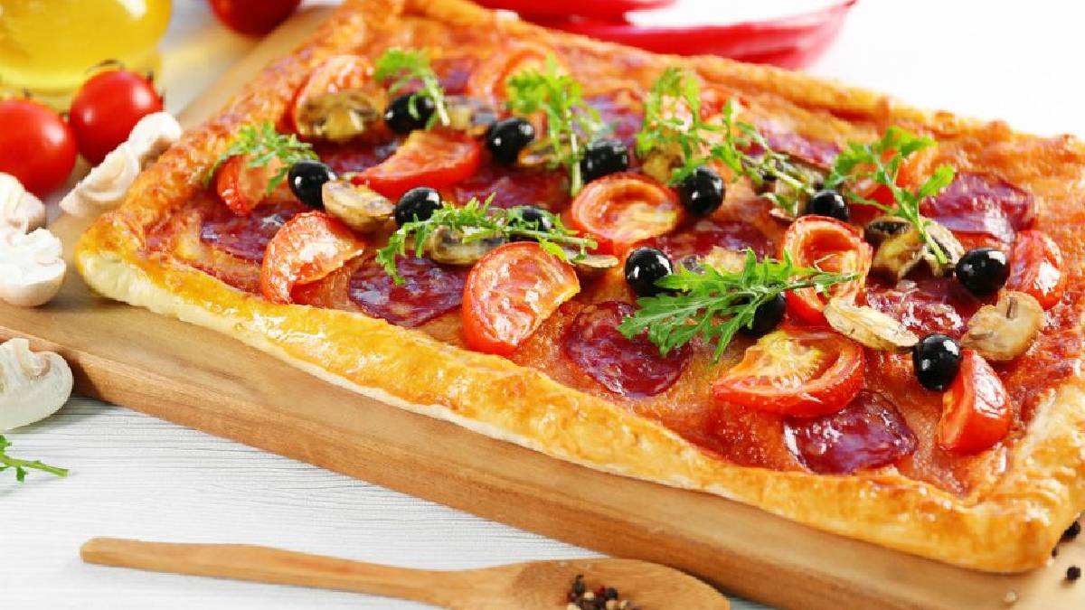 Canınız pizza çektiğinde daha kolayı yok! 15 dakikada şipşak hazır: İşte milföy pizza tarifi